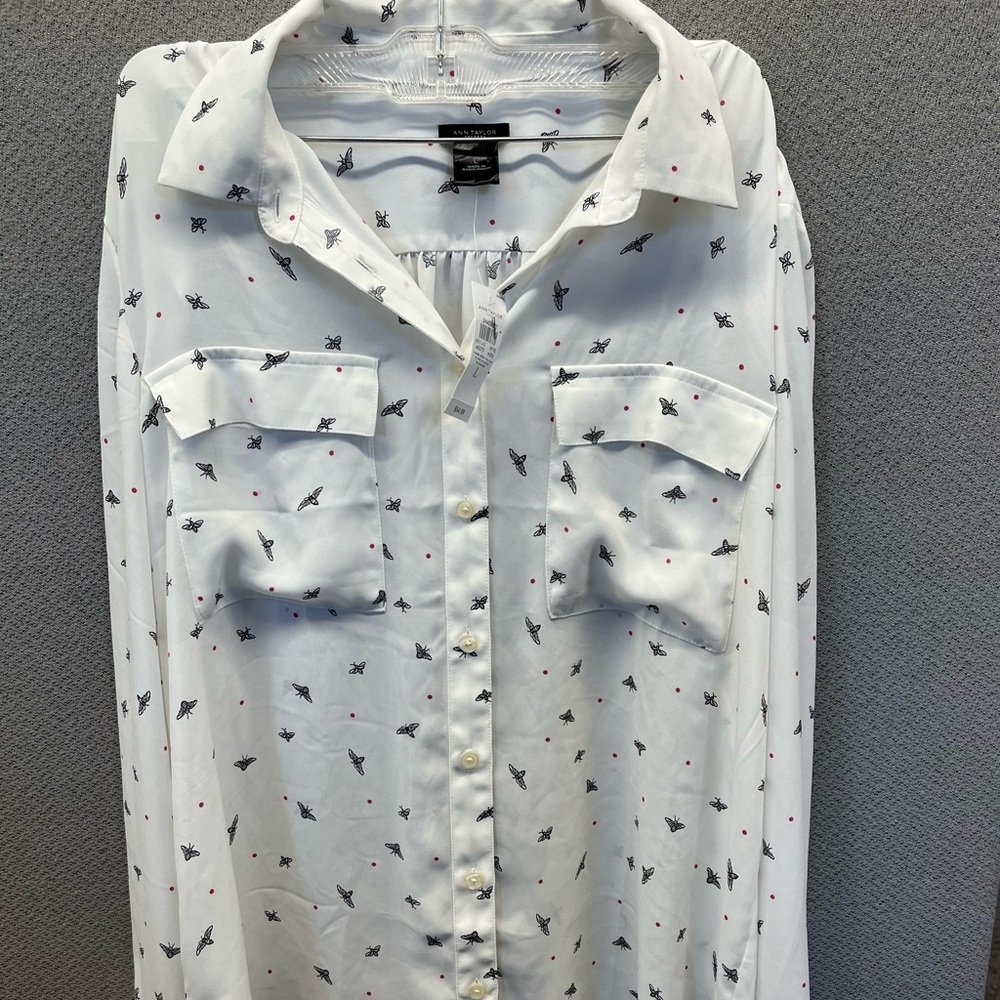 Ann Taylor NWT bee pattern button down blouse size large